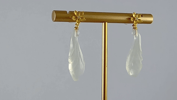 金色花朵形玉兰花耳钉 - 图片 2