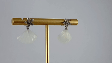 银色花朵形贝壳耳钉 - 图片 4