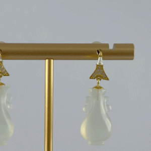 金色铁塔形如意瓶耳钉