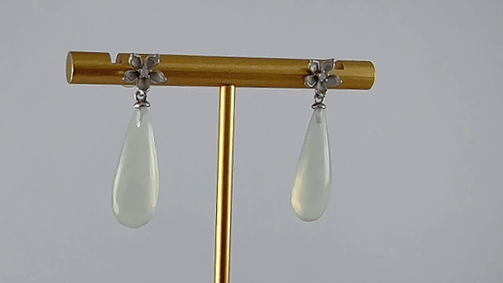 银色花朵形细长水滴耳钉 - 图片 4